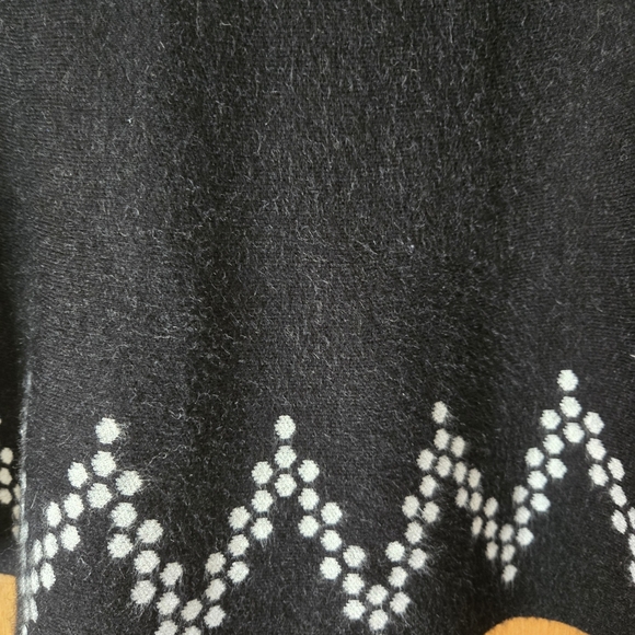 Elegant Black Skirt with White Zigzag Pattern - Picture 3 of 4